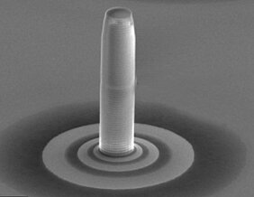 Elektronenmikroskopische Aufnahme eines so genannten Mikrotürmchens mit integriertem Quantenpunkt, das einzelne Photonen aussenden kann.