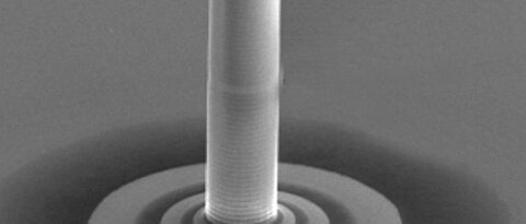 Elektronenmikroskopische Aufnahme eines so genannten Mikrotürmchens mit integriertem Quantenpunkt, das einzelne Photonen aussenden kann.