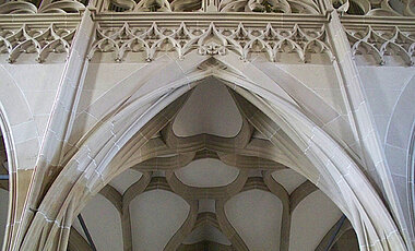 Bad Königshofen, Kirche Mariä Himmelfahrt: Detail der repräsentativen Westempore mit sphärisch verlaufenden Bogenprofilen und modernem Schlingrippengewölbe.