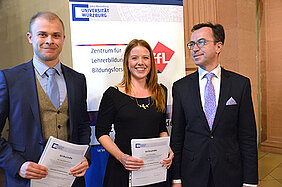 ZfL-Vorstand Thomas Trefzger gratuliert den Prüfungsbesten Maximilian Queck (Gymnasiallehramt) und Laura Rubin (Hauptschule). Foto: ZfL