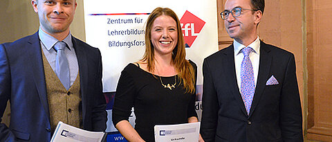 ZfL-Vorstand Thomas Trefzger gratuliert den Prüfungsbesten Maximilian Queck (Gymnasiallehramt) und Laura Rubin (Hauptschule). Foto: ZfL
