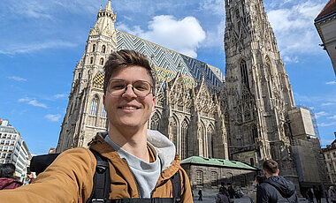 Ausflüge haben Jakob auch schon über Tschechiens Grenzen geführt. Hier macht er ein Selfie vor dem Stephansdom in Wien.