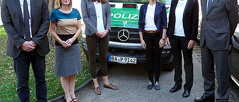 Ergebnispräsentation am 29. September 2016 im Institut für Psychologie mit (v.l.): Polizeirat Jochen Dietrich (Leiter des Fachbereichs Polizeiliches Einsatzverhalten, Bereitschaftspolizei Würzburg), Professor Tanja Bipp, Céline Bock, Annika Reller, Dr