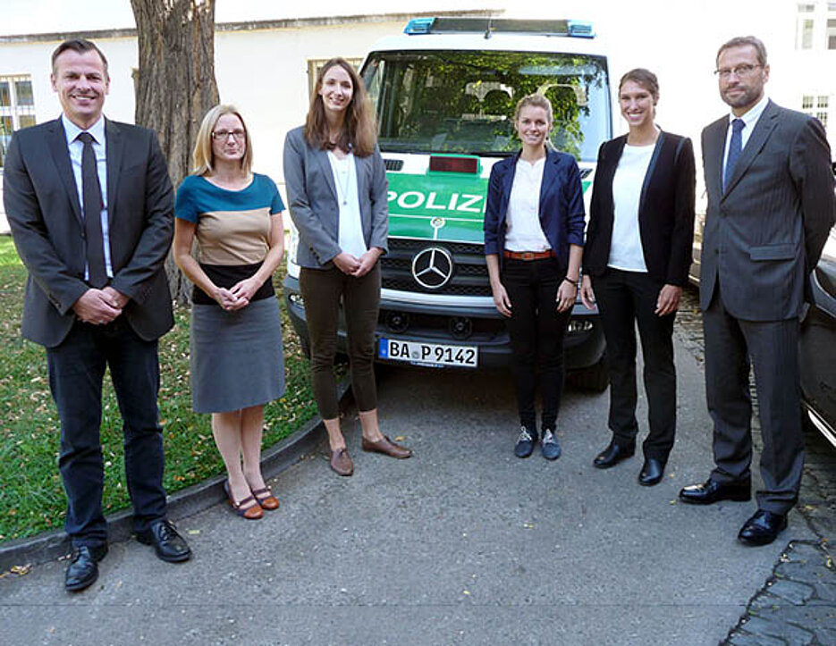 Ergebnispräsentation am 29. September 2016 im Institut für Psychologie mit (v.l.): Polizeirat Jochen Dietrich (Leiter des Fachbereichs Polizeiliches Einsatzverhalten, Bereitschaftspolizei Würzburg), Professor Tanja Bipp, Céline Bock, Annika Reller, Dr