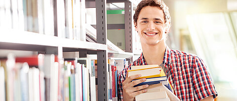 Stipendien für Bücher und andere Lernmittel bietet ein Fonds der Uni.