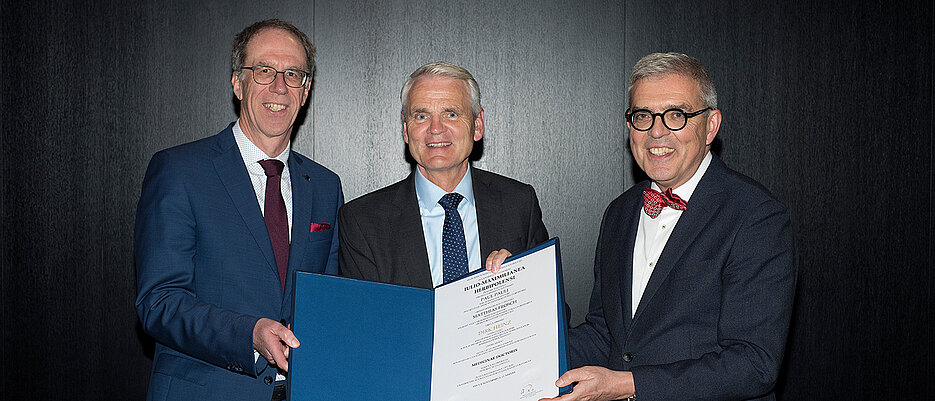 Dirk Heinz (Mitte) bei seiner Ehrenpromotion. Links Würzburgs Universitätspräsident Paul Pauli, rechts Matthias Frosch, Dekan der Medizinischen Fakultät.