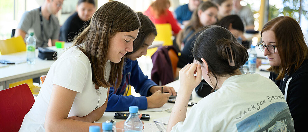 Schülerinnen und Schüler rechnen eine Aufgabe im Mathe-Camp aus