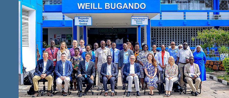 Die Catholic University of Health and Allied Sciences und das Bugando Medical Centre sind Partnerorganisationen des Else Kröner Centers in Mwanza. Dort haben sich die Beteiligten zum Gruppenfoto versammelt.