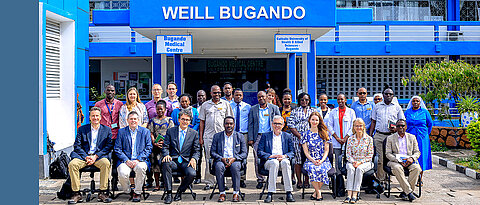 Die Catholic University of Health and Allied Sciences und das Bugando Medical Centre sind Partnerorganisationen des Else Kröner Centers in Mwanza. Dort haben sich die Beteiligten zum Gruppenfoto versammelt.