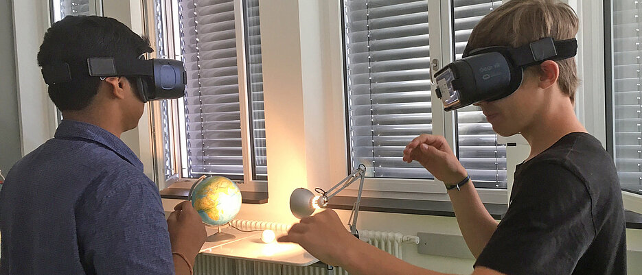 Zwei Jugendliche mit Virtual-Reality-Brille