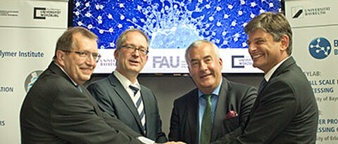 Signing of the agreement in Bayreuth with (from left): Alfred Forchel, President of the University of Würzburg, Stefan Leible, President of the University of Bayreuth, Ludwig Spaenle and Joachim Hornegger, President of the FAU Erlangen-Nuremberg.