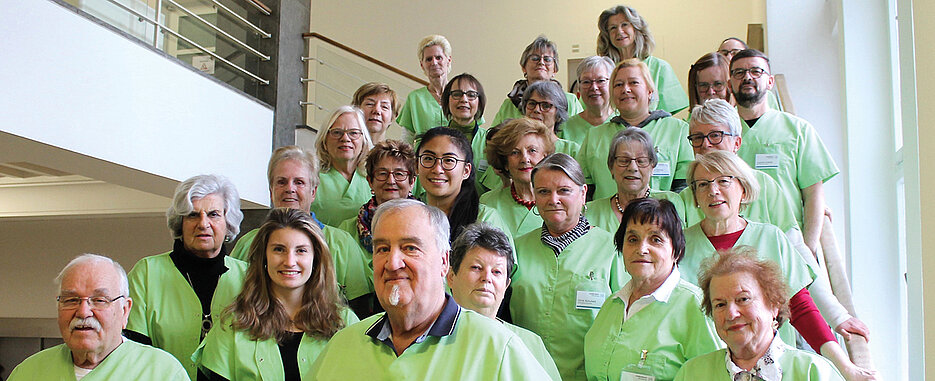 Der Patientenbesuchsdienst „Grüne Damen und Herren“ des Uniklinikums Würzburg ist nach der Farbe seiner Arbeitskittel benannt.