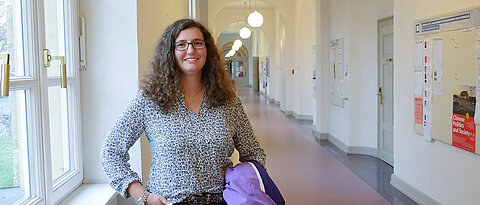 Lehramtsstudentin Tina Oberle im Universitätsgebäude am Wittelsbacherplatz, wo der Großteil ihrer Lehrveranstaltungen stattfindet.