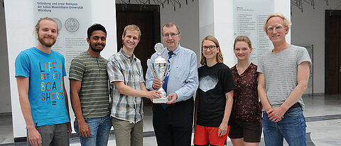 Holten sich den Pokal bei Universitätspräsident Alfred Forchel ab (von links): Jonas Weinrich, Rahul Nair, Stefan Peißert, Juliane Totzke, Maren Bleckmann und Ole Riemann. (Foto: Robert Emmerich)