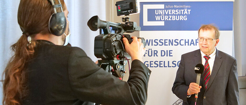 Zum Start ins WS 2020/21 hat Unipräsident Alfred Forchel Medienvertretern aktuelle Zahlen und neueste Trends und Entwicklungen präsentiert.