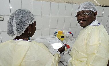 Hypolite Muhindo (rechts) mit einer Kollegin bei einem Projekt zur Ebola-Impfung.