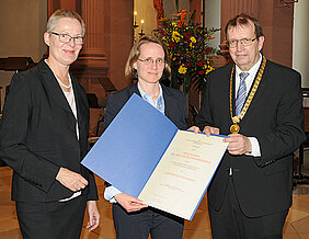 Professorin Anja Schlömerkemper (Mitte) erhält den Gleichstellungspreis von Universitätsvizepräsidentin Barbara Sponholz und Universitätspräsident Alfred Forchel. (Foto: Robert Emmerich)
