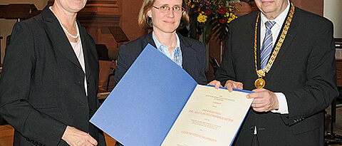 Professorin Anja Schlömerkemper (Mitte) erhält den Gleichstellungspreis von Universitätsvizepräsidentin Barbara Sponholz und Universitätspräsident Alfred Forchel. (Foto: Robert Emmerich)