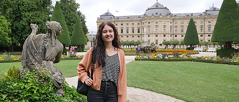 Studentin Esther Kaack im Hofgarten der Würzburger Residenz. In deren Räumen ist das universitätseigene Martin von Wagner Museum zu Hause.