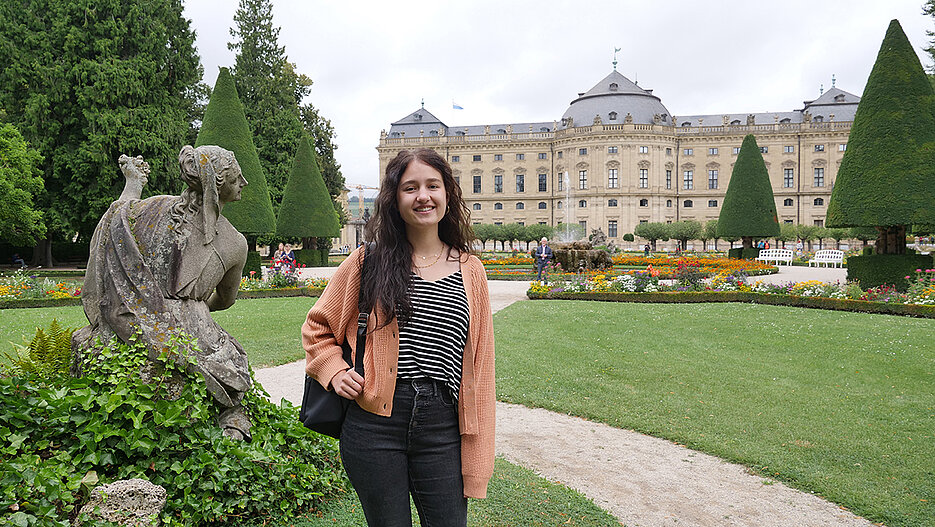 Studentin Esther Kaack im Hofgarten der Würzburger Residenz. In deren Räumen ist das universitätseigene Martin von Wagner Museum zu Hause.