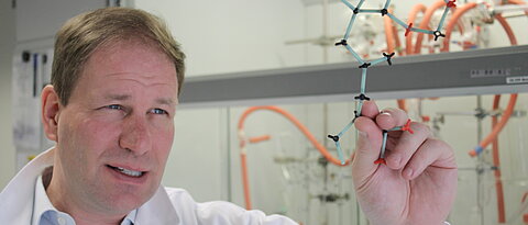 Prof. Dr. Jürgen Seibel vom Institut für Organische Chemie, Foto: Pressestelle JMU