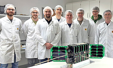 The Würzburg space engineers with a SONATE-2 flight model. On the right is Hakan Kayal