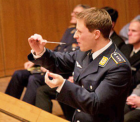 Tobias Wunderle in Aktion, hier bei einem Benefizkonzert im Sendesaal Berlin beim Rundfunk Berlin-Brandenburg. (Foto: Bundeswehr)