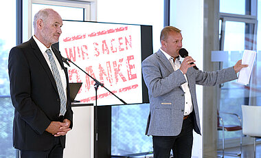 Altlandrat Eberhard Nuß (links) und der amtierende Landrat Thomas Eberth dankten den UKW-Beschäftigten im Namen Würzburgs und der Region.