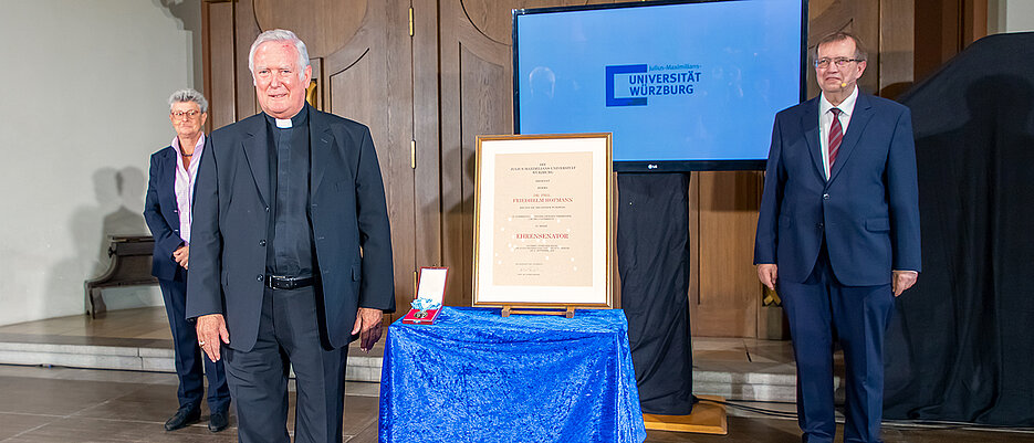 Bischof em. Friedhelm Hofmann beim Stiftungsfest mit seiner Laudatorin Ulrike Holzgrabe und Alfred Forchel.