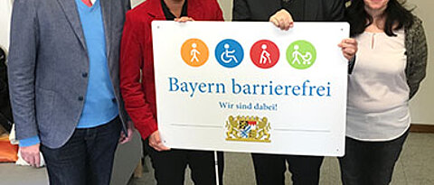 Gemeinsam für Inklusion und Barrierefreiheit: Professor Reinhard Lelgemann, Irmgard Badura, Uni-Präsident Alfred Forchel und Sandra Mölter (v.l.).