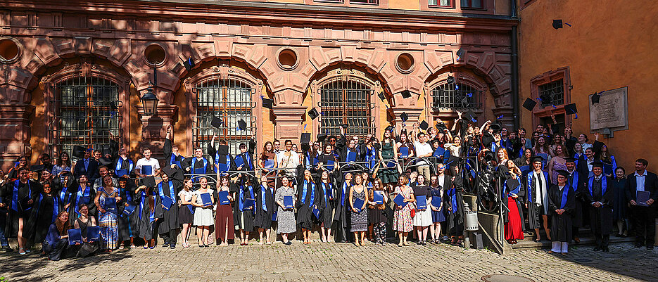 Im Hof der Alten universität werfen die Absolventinnen und Absolventen ihre Hüte in die Luft. 