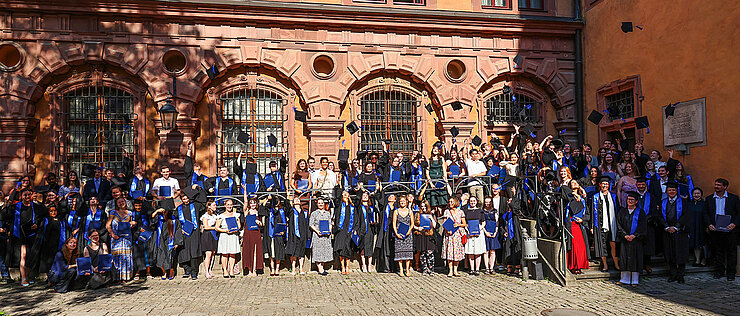 Im Hof der Alten universität werfen die Absolventinnen und Absolventen ihre Hüte in die Luft. 