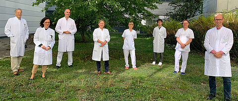 Das Team des Uniklinikums Würzburg, das die Phase I/II-Studie zu Selpercatinib beim medullären Schilddrüsenkarzinom durchführte und die Substanz in weiteren Studien erprobt (v.l.): Ralf Bargou, Maria-Elisabeth Goebeler, Marin Fassnacht, Barbara Deschler-Baier, Linda Ziebeker, Horst-Dieter Hummel, Christian Reitz und Matthias Kroiß. 