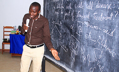 Kakonga Vandrome, Medizinstudent aus Bukavu, mit seinem  Masterprojekt über Sichelzellenanämie im Kongo.