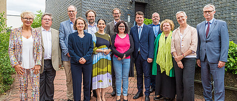 Am 23. Juni hat KIS mit zahlreichen Gästen Jubiläum gefeiert. In der Mitte ist Sandra Mölter zu sehen. 