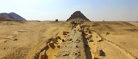 Blick auf die Pyramidenanlage des Sahurê