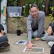 Eine Studentin erklärt, aus welchen Bestandteilen der Pflanzen verschiedene Gewürze hergestellt werden.
