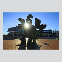 Skulptur auf dem Roten Platz vor der Unibibliothek: "Sonnenzeichen" von Max Walter. Foto: Gunnar Bartsch