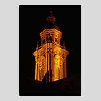 Turm der Neubaukirche, der Festaula der Universität Würzburg, bei Nacht erleuchtet.
Foto: Robert Emmerich, 2005