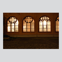 Fenster der Neubaukirche bei Nacht. Foto Robert Emmerich, 4. Dezember 2007