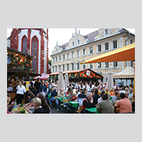 Weindorf - ein Fest auf dem Würzburger Marktplatz. Foto: Stadt Würzburg, 2007