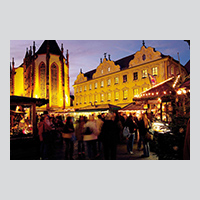 Weihnachtsmarkt in Würzburg vor der Kulisse der Marienkapelle und des barocken Falkenhauses. Foto: Stadt Würzburg, 2007