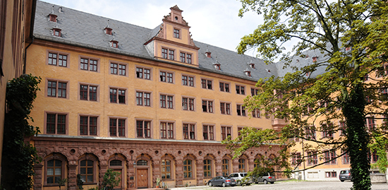 Im Innenhof der Alten Uni