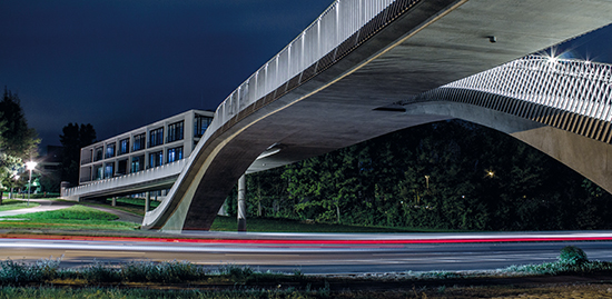 Die Campusbrücke am Hubland mit dem Hörsaalgebäude Z6. (Foto: Jakob Dombrowski)