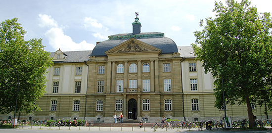 Blick auf das Hauptportal des Universitätsgebäudes am Wittelsbacherplatz