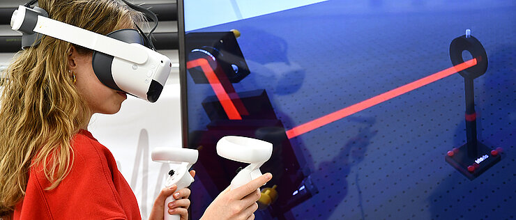 Unter der VR-Brille im virtuellen Laserlabor eine Runde Laser-Minigolf spielen: Diese Möglichkeit hatten die Teilnehmerinnen beim Girls‘ Day an der Uni Würzburg. 